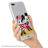 Funda para iPhone 12 Oficial de Disney Mickey y Minnie Posando - Clásicos Disney